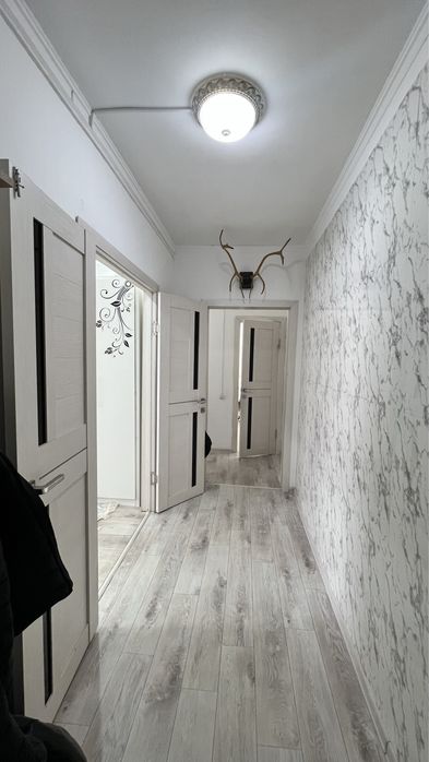 В деревянном доме продается 2х комнатная квартира на 2 этаже