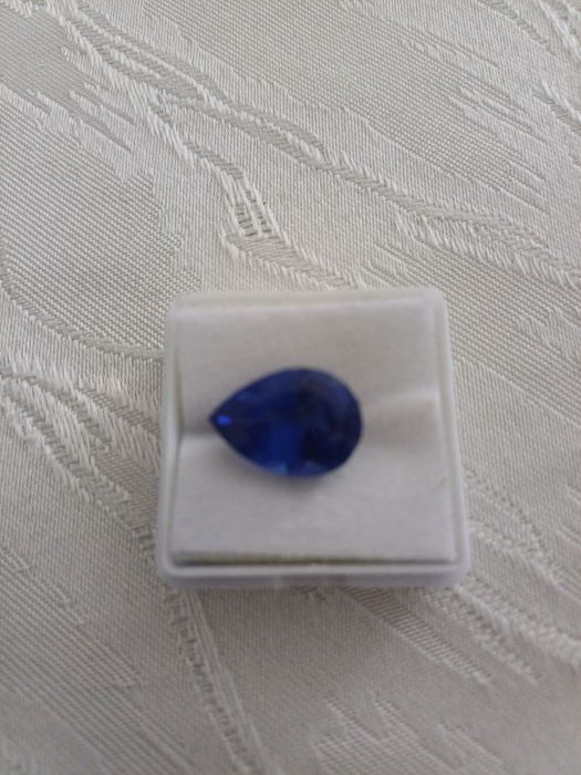 9,50 каратаСертифициран  Танзанит . натурален