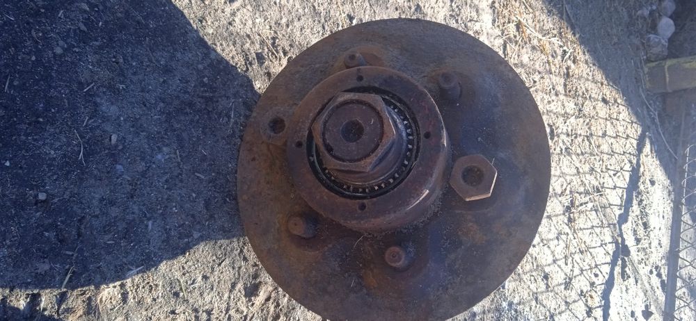 Vind doi butuci pe șase găuri