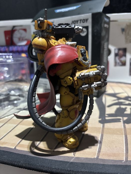 Figurina Warhammer ,,Imperial Fists Third Captain Tor Garadon"
