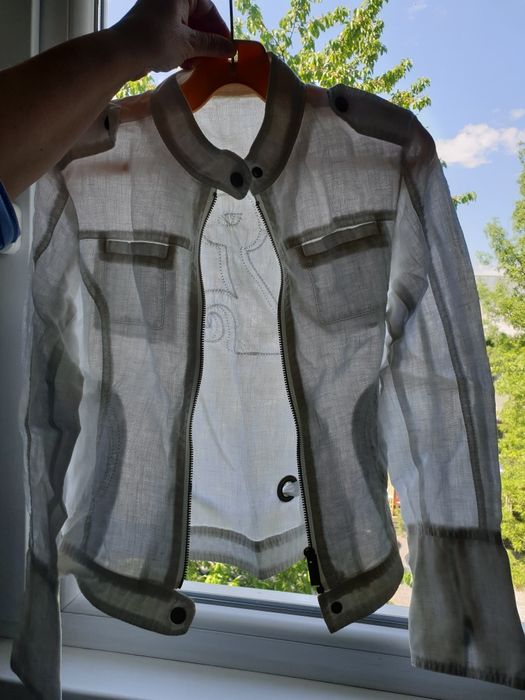 Ленено бяло яке с котка на гърба