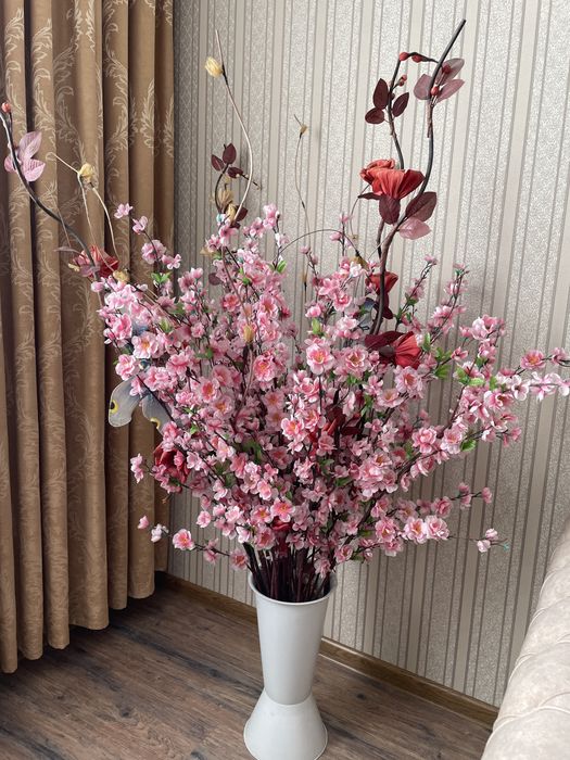 Цветы  искуственной сакуры вместе с подставкой