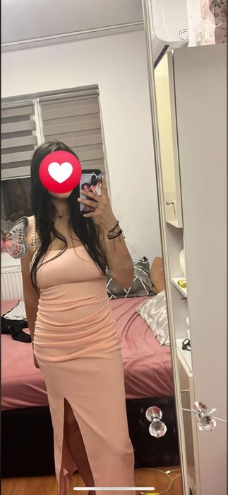 Vand rochie nouă
