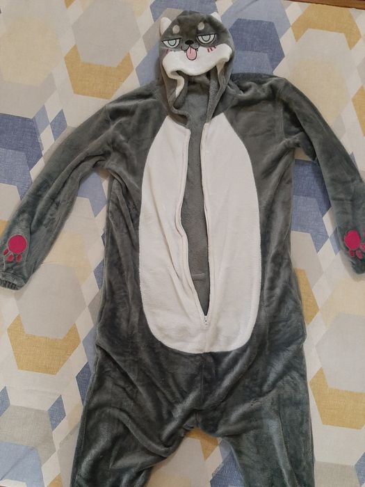 Цяла пижама (Onesie) с качулка и цип.