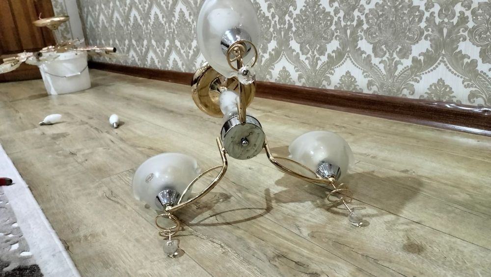 Трёх-рожковая люстра