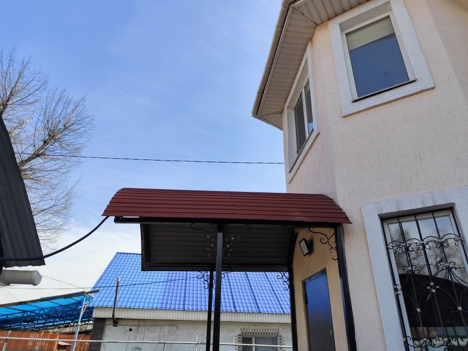 Козырек над дверью металлически