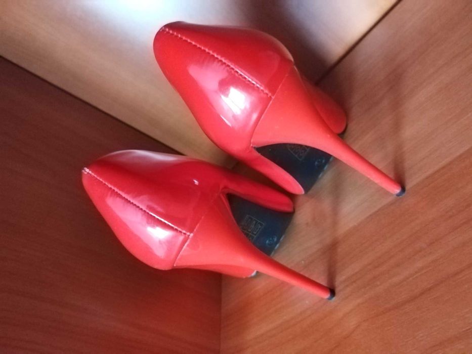 Обувки с висок ток