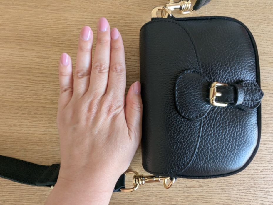 Geanta mini crossbody din piele naturală neagră, cu textură granulată și accesorii metalice aurii