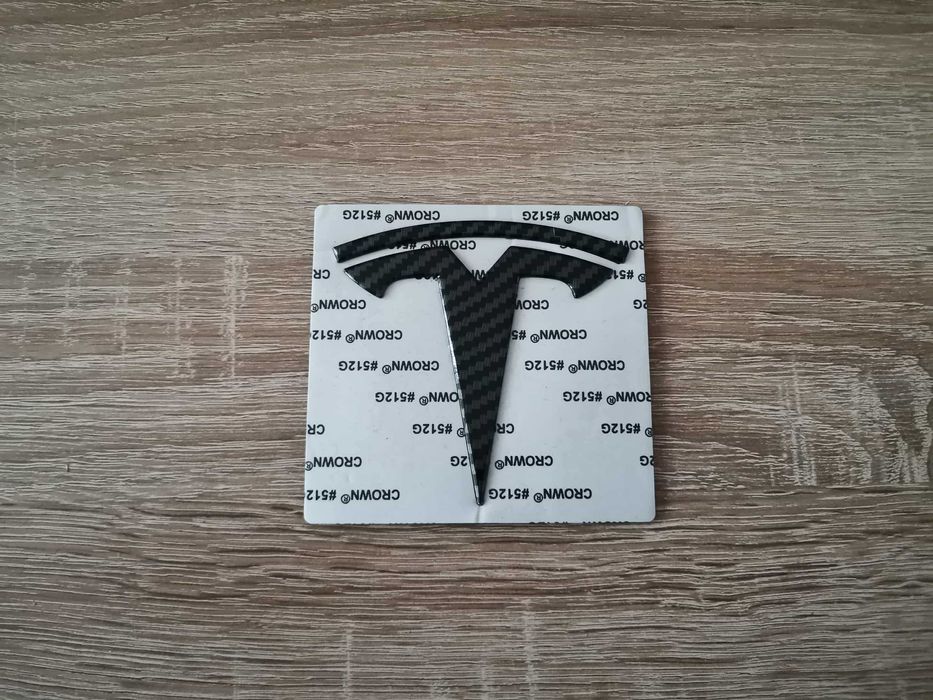 задно лого Tesla Model Y карбон