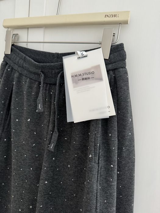 Продам новые теплые джогеры со стразами