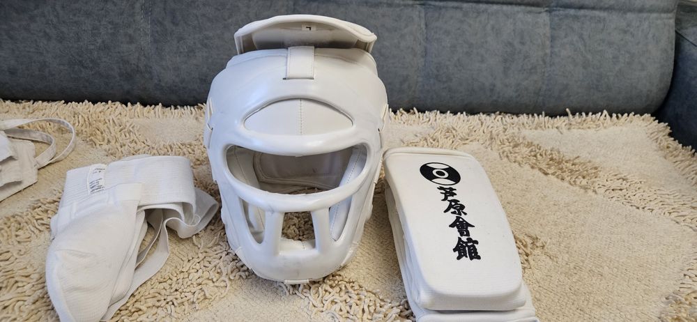 Форма каратэ с экипировкой