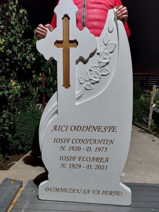 Vând cruci realizate din praf de marmura și mozaic de marmura