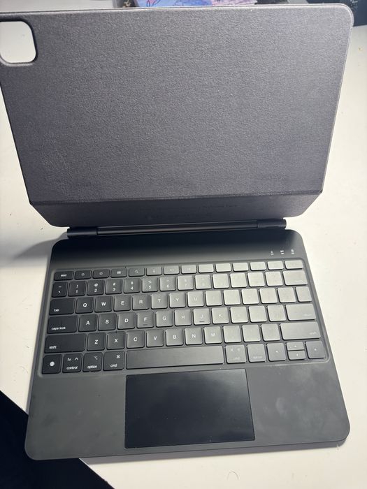 Породавам iPad Pro с калъф с клавиатура и писалка