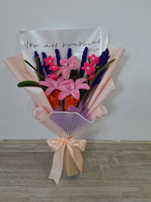 Flori realizate manual din sârmă plușată