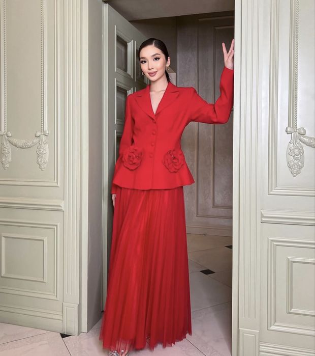 Красный пиджак с юбкой