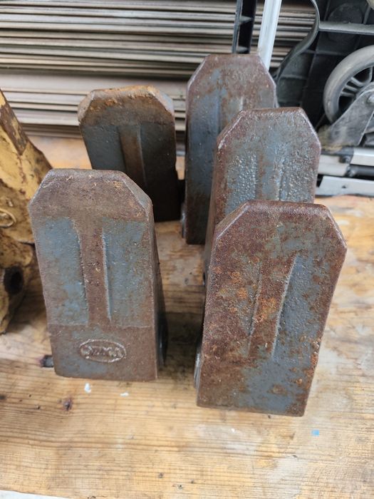 Зубья коронки на ковш экскаватора