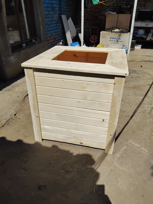 Кашпи , саксии от дърво.