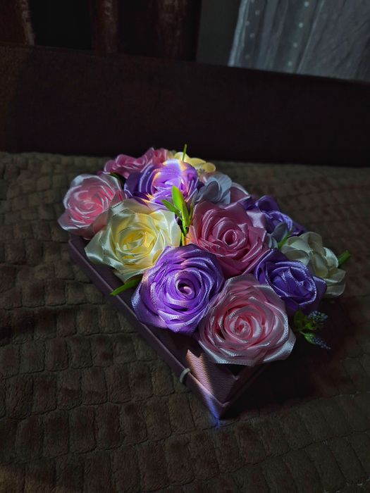 Aranjament floral din trandafiri de satin