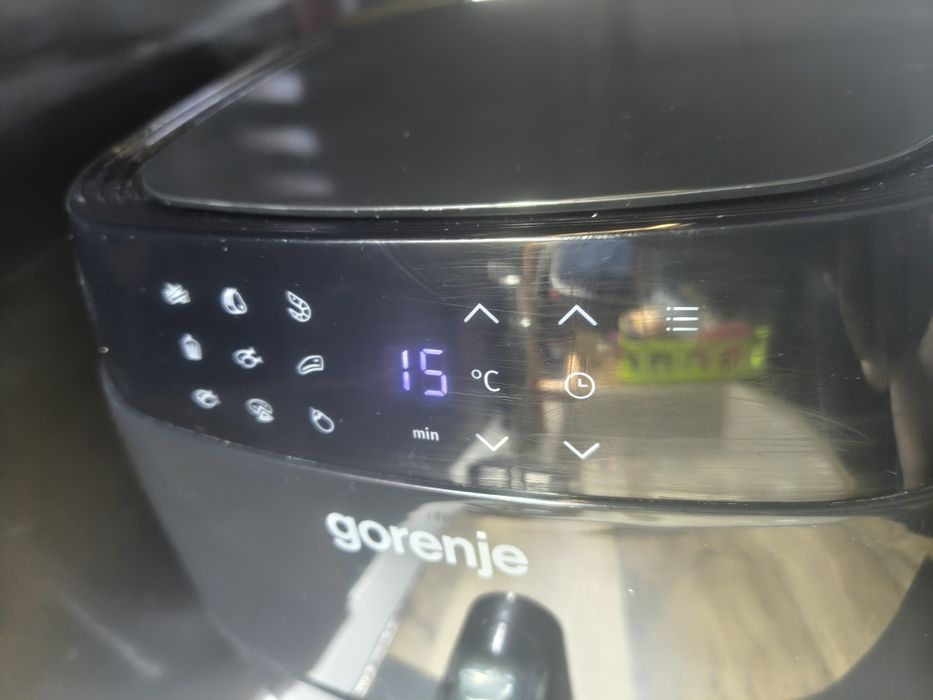 friteuza cu aer cald Gorenje ,capacitate de 3,5 litri.Include 9 programe presetate