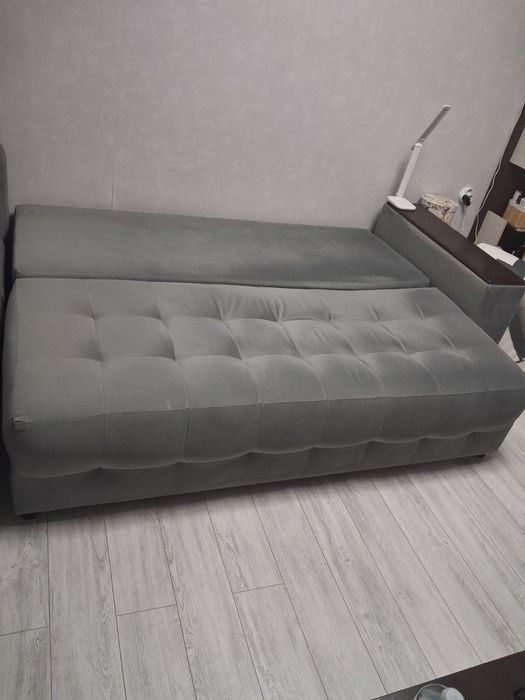 Разтягащ диван с две табуретки