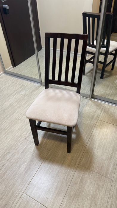 Продавам 2 броя столове