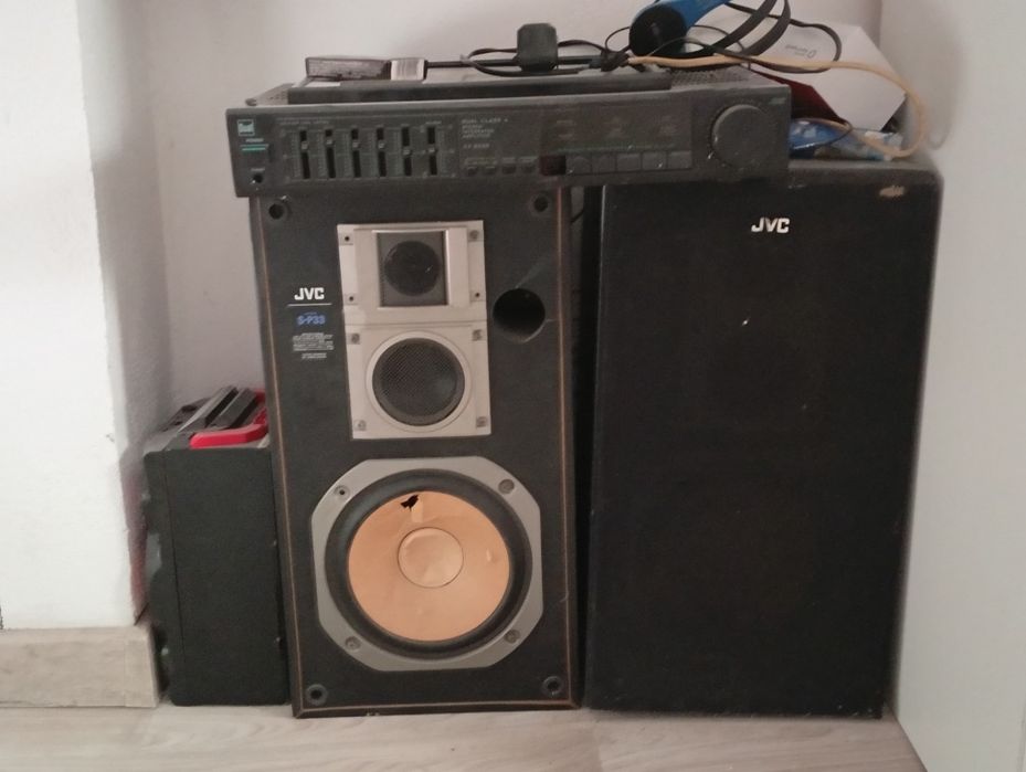 Vând boxe cu tot cu stație   în srare bună