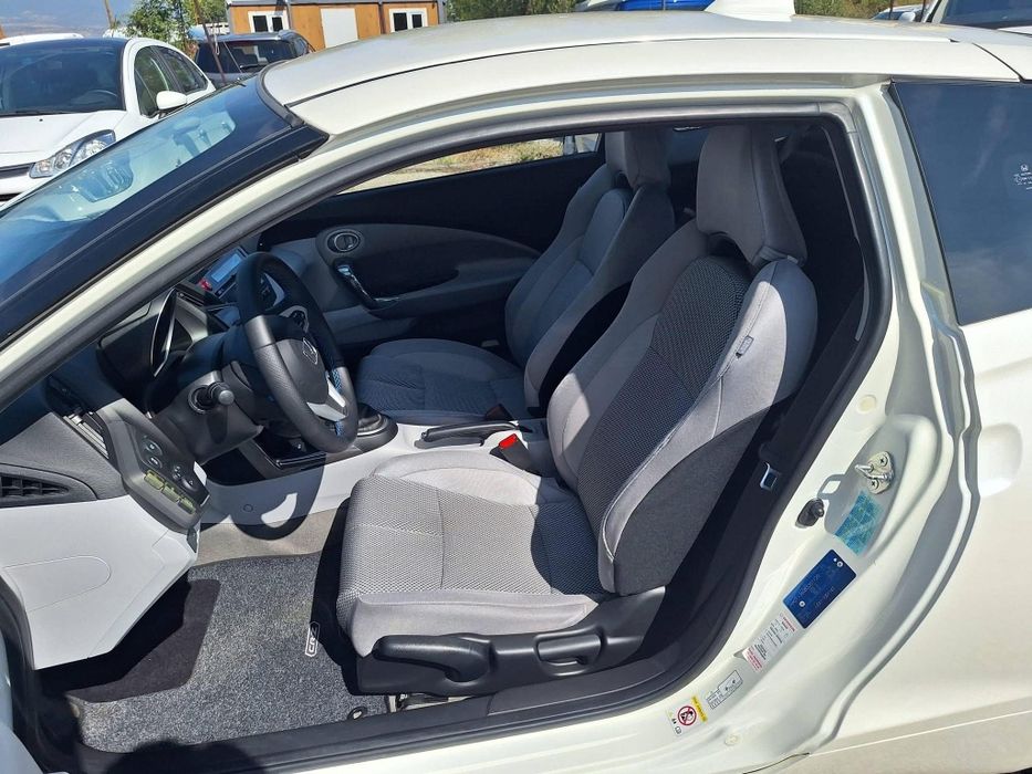 Продава се Honda CR-Z 1.5 Hybrid, 2010 г., в красив цвят бяла перла, с ръчна 6-степенна скоростна кутия