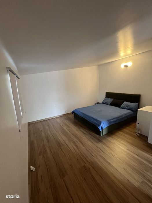 Casă cu 8 camere, piscină și garaj