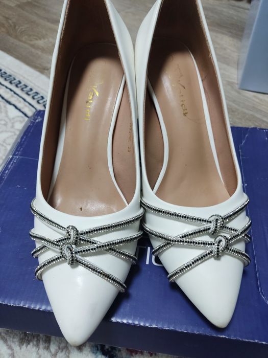 Продам  белые туфли