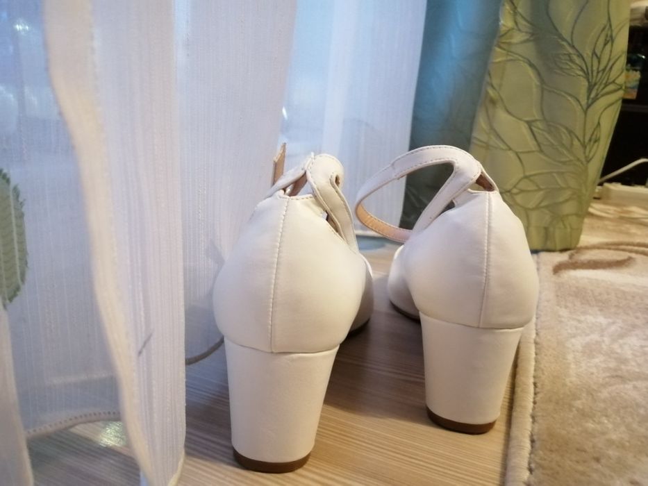 Set pantofi albi 41 și geantă, noi