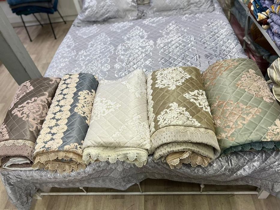 Текстиль.Комплект постели,салфетки,покрывало