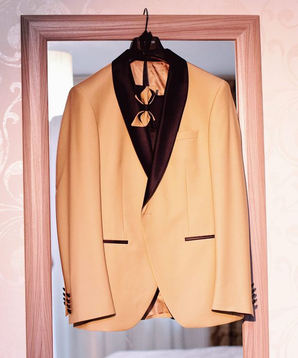 Rochie de mireasă și  costum de mire