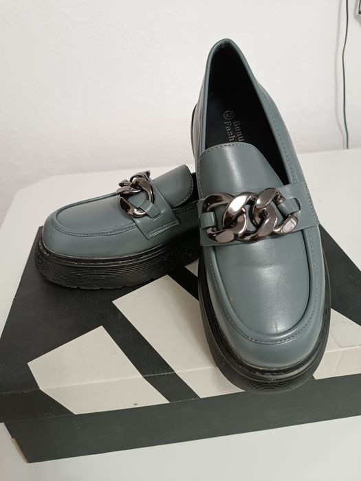 Продаётся женская обувь.