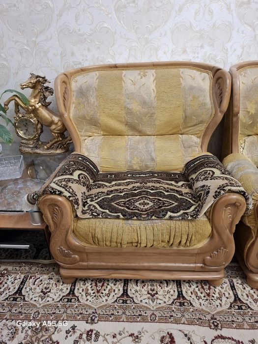 Диван орех  немного отбивки нада