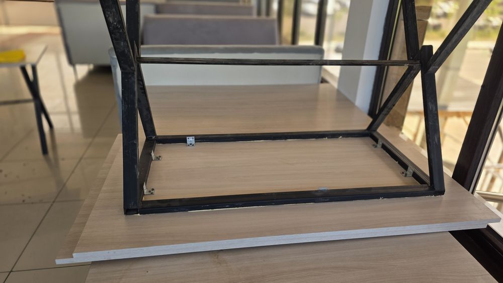 Продам стол и диван для кафе