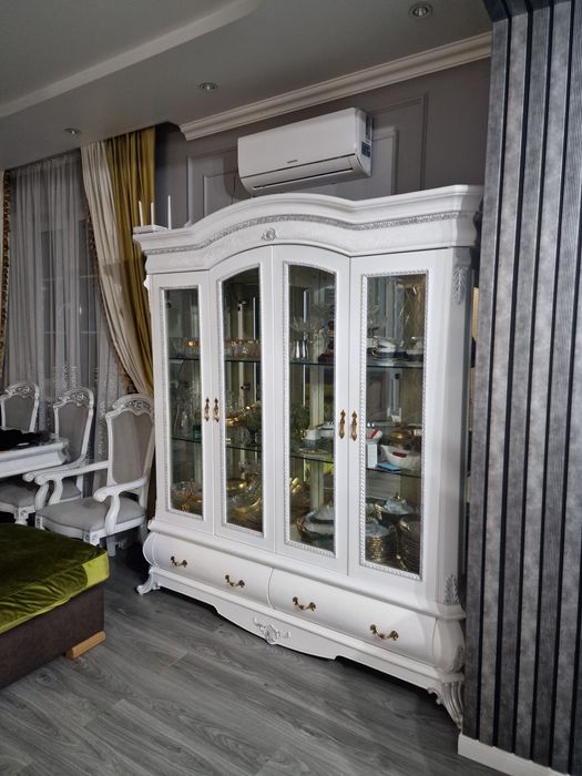 Продам сервант для посуды