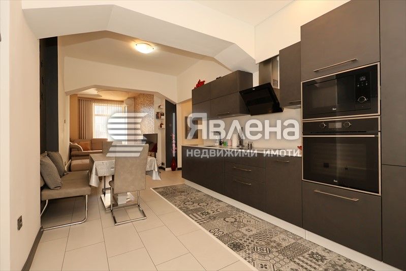 Дава се под наем Тристаен апартамент в София, Център - 100 кв.м за 1000 € - Снимка #1