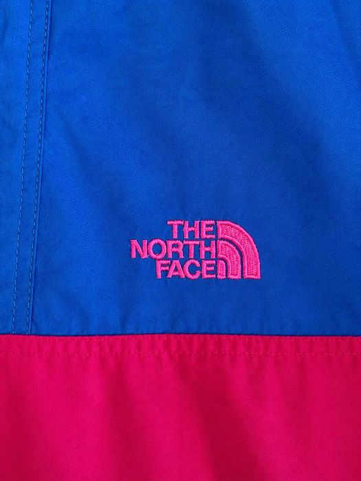 Geacă The North Face colorblock albastru-roz cu glugă – Mărimea S