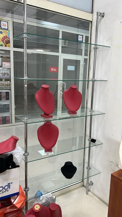 Полки стеклянные.