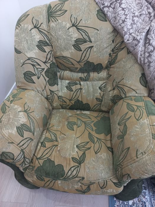 Диван с двумя креслами