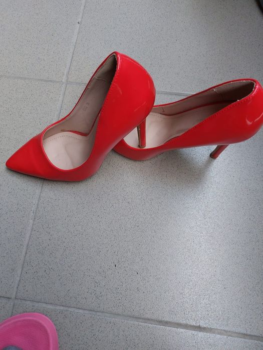 Pantofi roșii,  mărimea 38