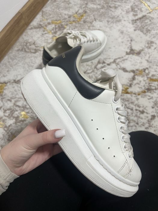 adidasi Alexander McQueen purtati cu urme de uzura