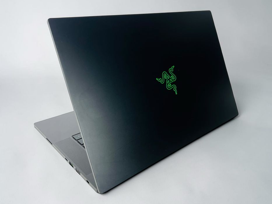 Лаптоп Razer Blade 15.6' 2.5K 240Hz i7-13800H 32GB DDR5 1TB NVMe Nvidia RTX 4070 8GB Перфектен! Гаранция!