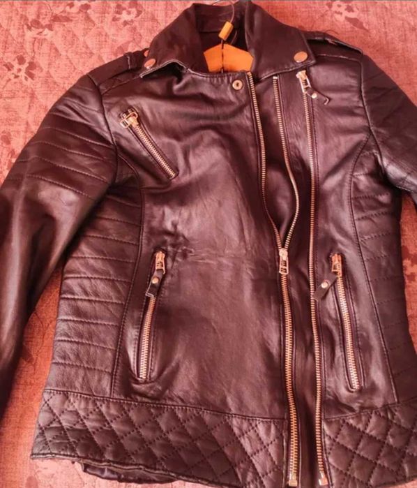 Яке от естествена кожа.