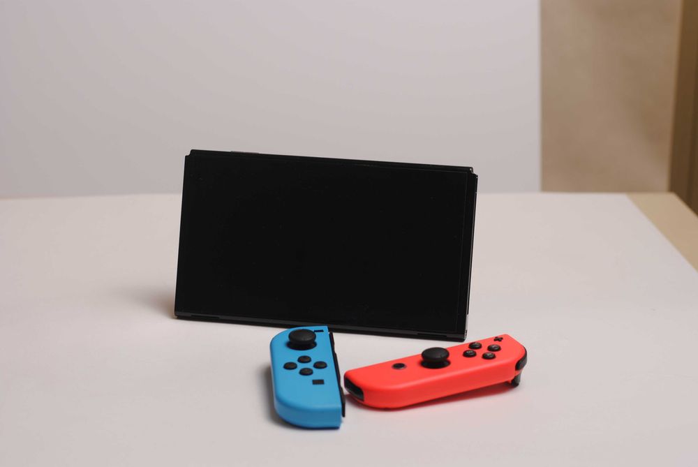 Nintendo Switch ca nou (30h) + Garanție Decembrie 2026 + Cont Zelda BOTW + alte jocuri (1-2 Switch, Neva, Wreckfest)
