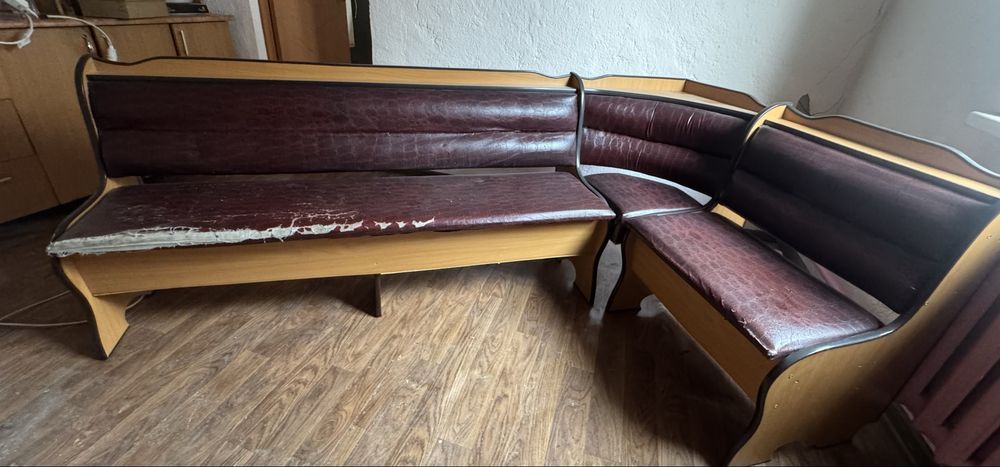 Куханный стол и уголок , стулья