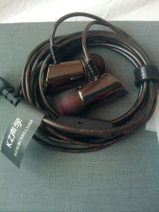 Продавам супер качествени слушалки ED8