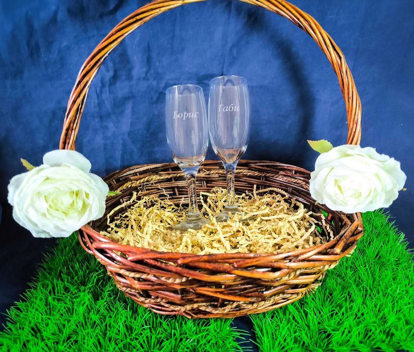 Гравирани комплекти стъклени чаши с декорирана кошница