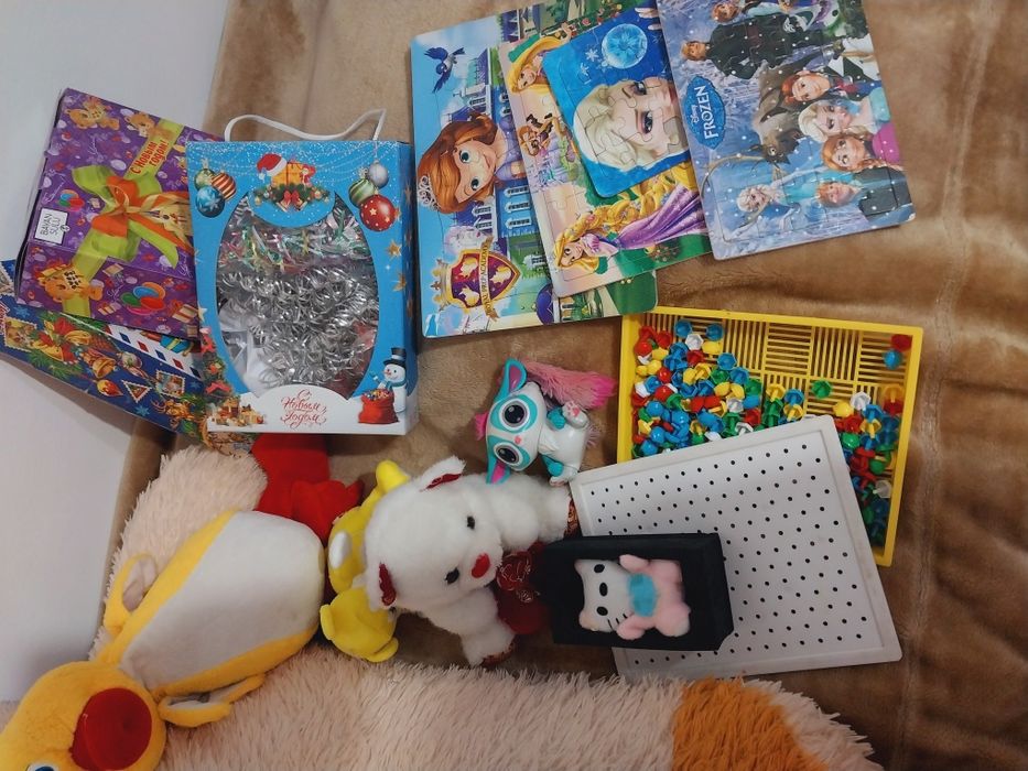 Игрушки и большой Мишка