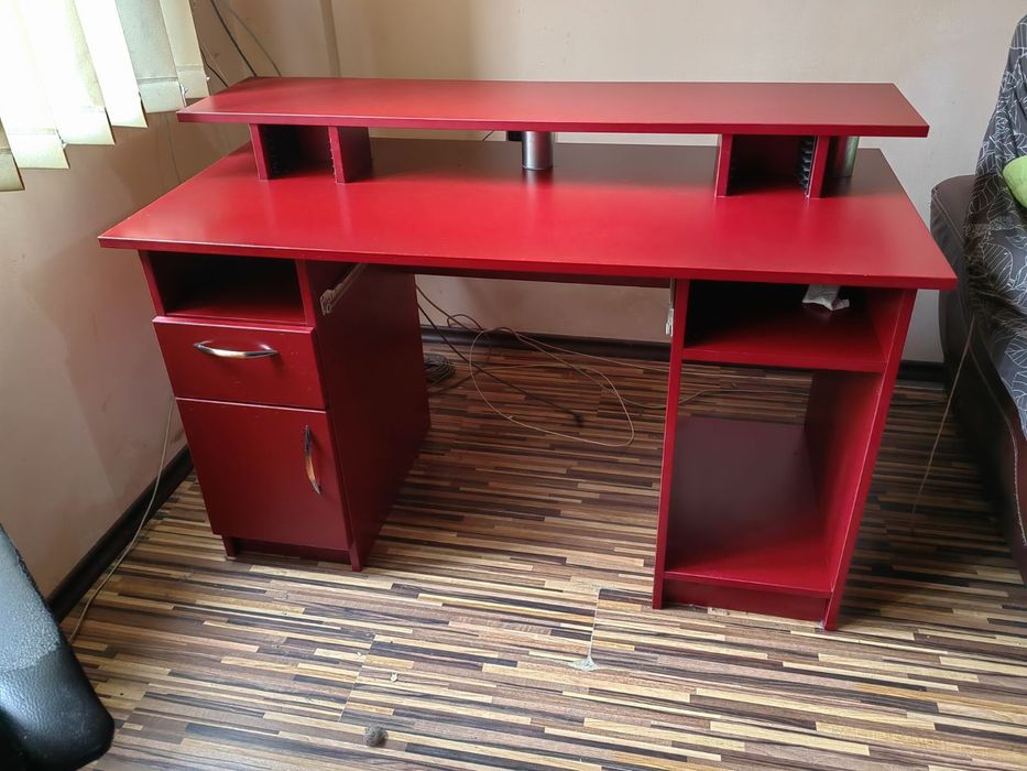 Луксозно бюро правено по поръчка от Мебели лукс.